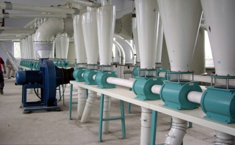 小麦磨面机是如何实现在不停机的情况下进行清料的？